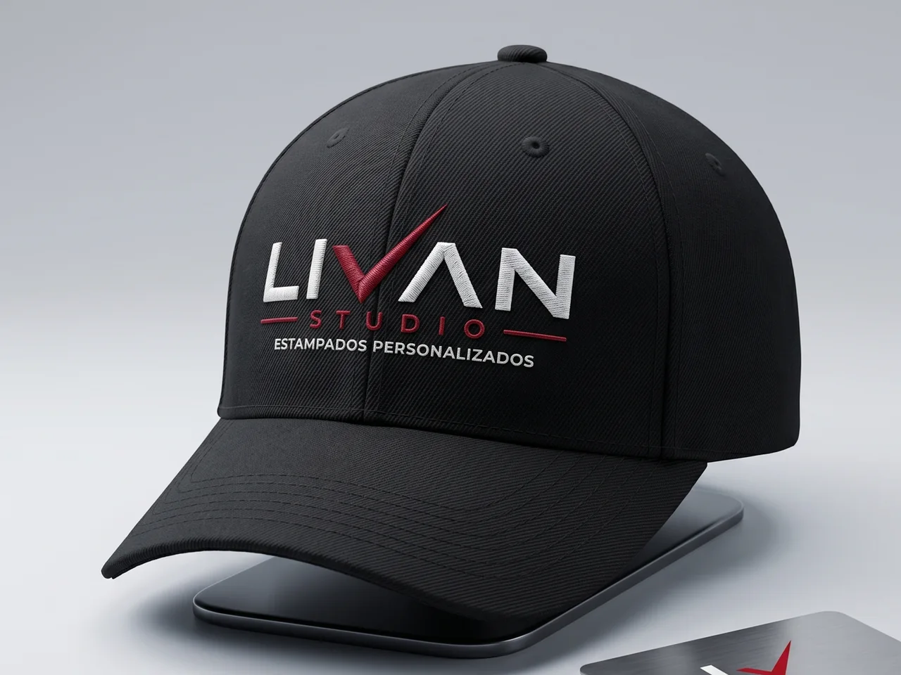 Mockup de gorra negra con logotipo bordado