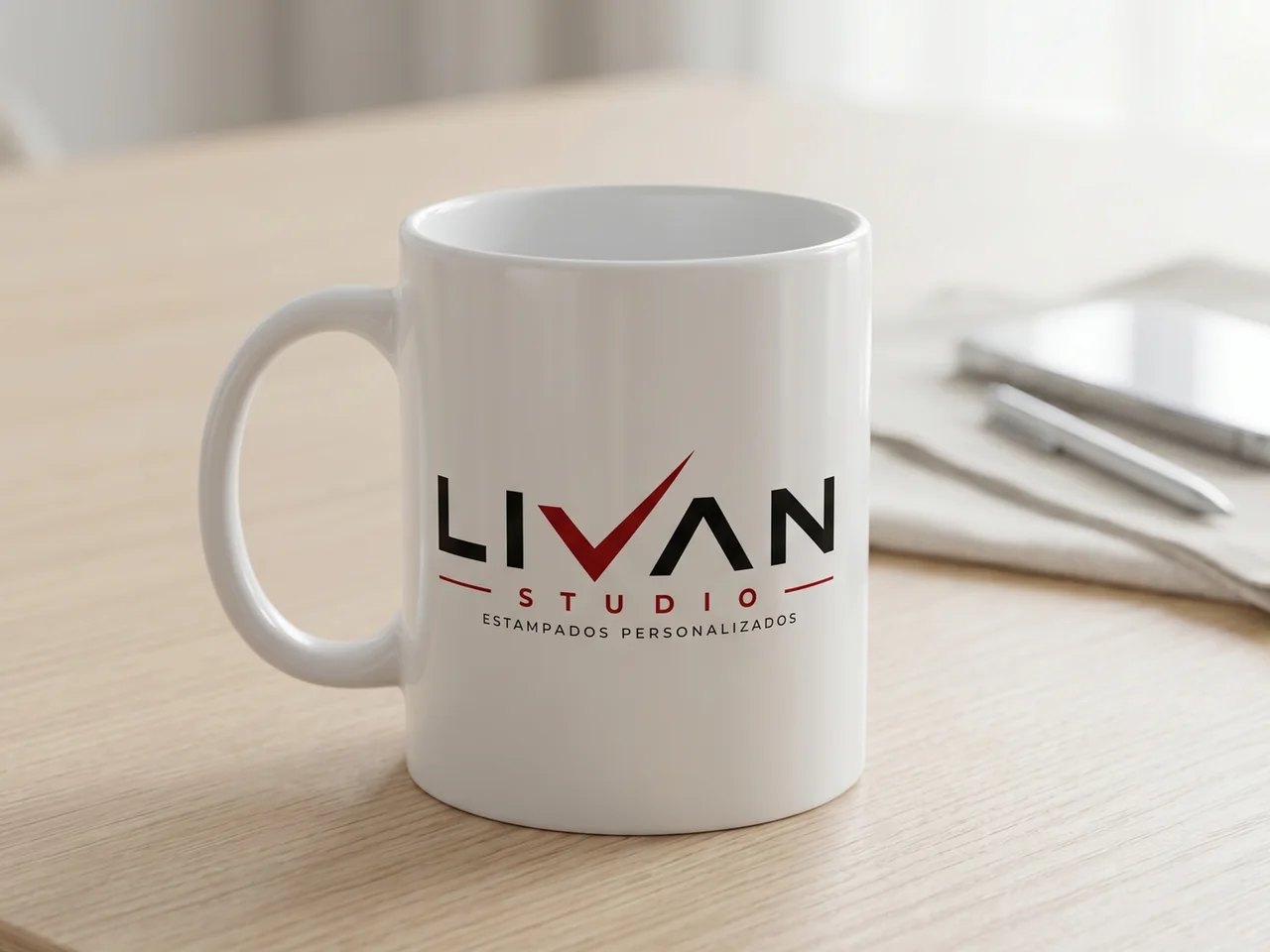 Mockup de taza blanca personalizada